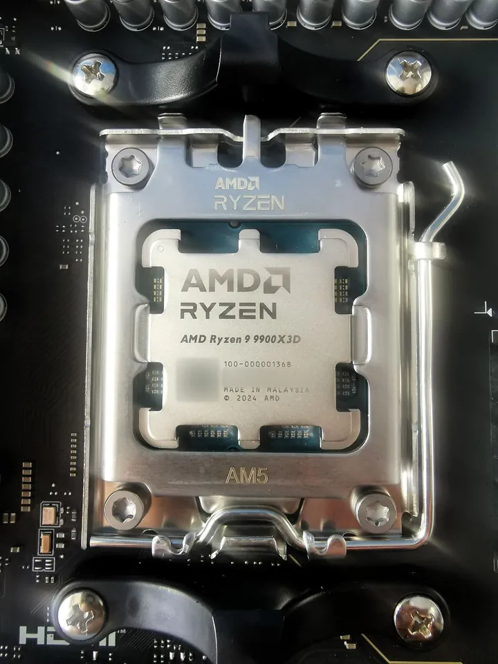 Процесор AMD Ryzen 9 9900X3D, монтиран в сокет AM5 при сглобяване на конфигурация