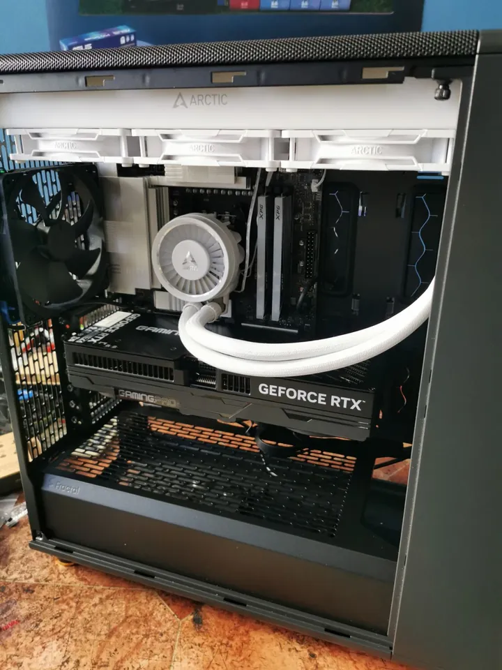Сглобяване на геймърски компютър с водно охлаждане Arctic и видеокарта GeForce RTX в Ямбол